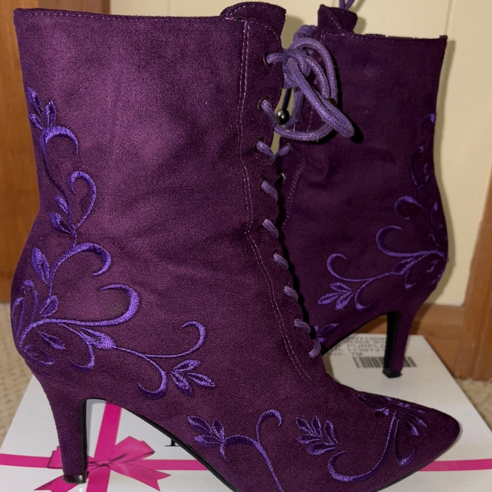 Rose Wand Purple Embroidered Heeled Boots – Size 7 – Statement Shoe